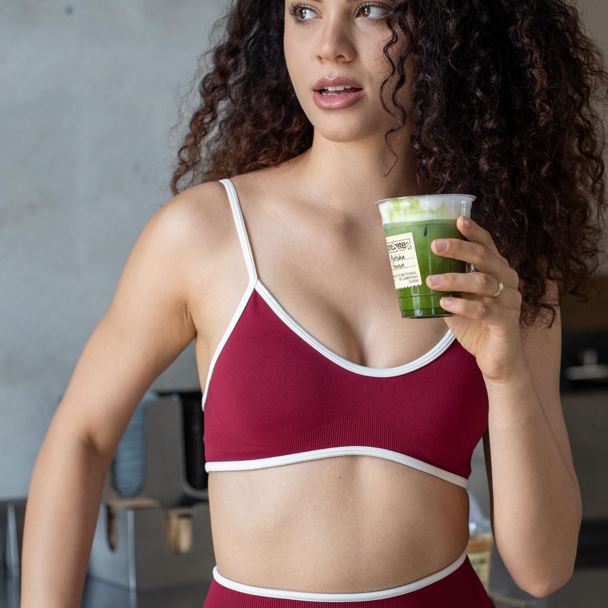 Ensemble de sport pour femme bordeaux avec legging galbant et brassière à bretelles réglables