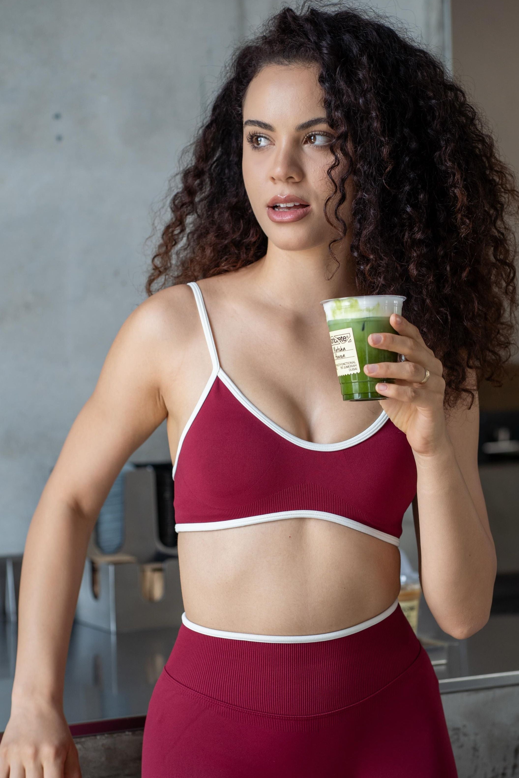 Ensemble de sport pour femme bordeaux avec legging galbant et brassière à bretelles réglables